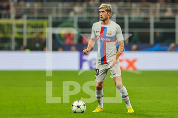 2022-10-04 - Sergi Roberto of FC Barcelona in action during the UEFA Champions League 2022/23 Group Stage - Group C football match between FC Internazionale and FC Barcelona at Giuseppe Meazza Stadium, Milan, Italy on October 04, 2022 - INTER - FC INTERNAZIONALE VS FC BARCELONA - UEFA CHAMPIONS LEAGUE - SOCCER