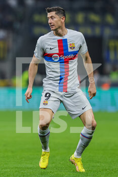 2022-10-04 - Robert Lewandowski of FC Barcelona in action during the UEFA Champions League 2022/23 Group Stage - Group C football match between FC Internazionale and FC Barcelona at Giuseppe Meazza Stadium, Milan, Italy on October 04, 2022 - INTER - FC INTERNAZIONALE VS FC BARCELONA - UEFA CHAMPIONS LEAGUE - SOCCER