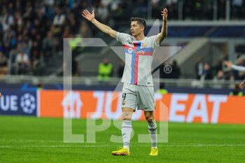 2022-10-04 - Robert Lewandowski of FC Barcelona gestures during the UEFA Champions League 2022/23 Group Stage - Group C football match between FC Internazionale and FC Barcelona at Giuseppe Meazza Stadium, Milan, Italy on October 04, 2022 - INTER - FC INTERNAZIONALE VS FC BARCELONA - UEFA CHAMPIONS LEAGUE - SOCCER