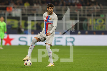 2022-10-04 - Gerard Piquet of FC Barcelona in action during the UEFA Champions League 2022/23 Group Stage - Group C football match between FC Internazionale and FC Barcelona at Giuseppe Meazza Stadium, Milan, Italy on October 04, 2022 - INTER - FC INTERNAZIONALE VS FC BARCELONA - UEFA CHAMPIONS LEAGUE - SOCCER