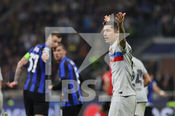 2022-10-04 - Robert Lewandowski of FC Barcelona protests during the UEFA Champions League 2022/23 Group Stage - Group C football match between FC Internazionale and FC Barcelona at Giuseppe Meazza Stadium, Milan, Italy on October 04, 2022 - INTER - FC INTERNAZIONALE VS FC BARCELONA - UEFA CHAMPIONS LEAGUE - SOCCER