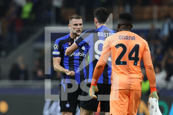 2022-10-04 - Milan Skriniar of FC Internazionale celebrates the victory at the end of the match during the UEFA Champions League 2022/23 Group Stage - Group C football match between FC Internazionale and FC Barcelona at Giuseppe Meazza Stadium, Milan, Italy on October 04, 2022 - INTER - FC INTERNAZIONALE VS FC BARCELONA - UEFA CHAMPIONS LEAGUE - SOCCER