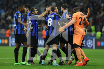 2022-10-04 - FC Internazionale players celebrate the victory at the end of the match during the UEFA Champions League 2022/23 Group Stage - Group C football match between FC Internazionale and FC Barcelona at Giuseppe Meazza Stadium, Milan, Italy on October 04, 2022 - INTER - FC INTERNAZIONALE VS FC BARCELONA - UEFA CHAMPIONS LEAGUE - SOCCER