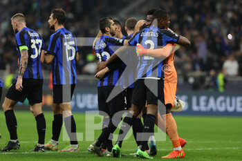 2022-10-04 - FC Internazionale players celebrate the victory at the end of the match during the UEFA Champions League 2022/23 Group Stage - Group C football match between FC Internazionale and FC Barcelona at Giuseppe Meazza Stadium, Milan, Italy on October 04, 2022 - INTER - FC INTERNAZIONALE VS FC BARCELONA - UEFA CHAMPIONS LEAGUE - SOCCER