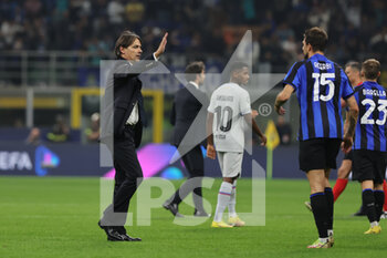 2022-10-04 - Simone Inzaghi Head Coach of FC Internazionale celebrates the victory at the end of the match during the UEFA Champions League 2022/23 Group Stage - Group C football match between FC Internazionale and FC Barcelona at Giuseppe Meazza Stadium, Milan, Italy on October 04, 2022 - INTER - FC INTERNAZIONALE VS FC BARCELONA - UEFA CHAMPIONS LEAGUE - SOCCER