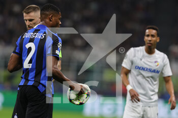 2022-10-26 - Denzel Dumfries of FC Internazionale with Official Adidas Champions League matchball broken during the UEFA Champions League 2022/23 Group Stage - Group C football match between FC Internazionale and FC Viktoria Plzen at Giuseppe Meazza Stadium, Milan, Italy on October 26, 2022 - INTER - FC INTERNAZIONALE VS FC VIKTORIA PLZEN - UEFA CHAMPIONS LEAGUE - SOCCER