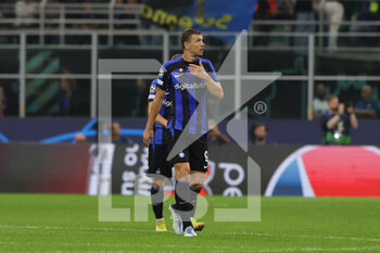 2022-10-26 - Edin Dzeko of FC Internazionale celebrates after scoring a goal during the UEFA Champions League 2022/23 Group Stage - Group C football match between FC Internazionale and FC Viktoria Plzen at Giuseppe Meazza Stadium, Milan, Italy on October 26, 2022 - INTER - FC INTERNAZIONALE VS FC VIKTORIA PLZEN - UEFA CHAMPIONS LEAGUE - SOCCER
