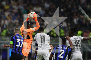 2022-10-26 - Andre Onana of FC Internazionale in action during the UEFA Champions League 2022/23 Group Stage - Group C football match between FC Internazionale and FC Viktoria Plzen at Giuseppe Meazza Stadium, Milan, Italy on October 26, 2022 - INTER - FC INTERNAZIONALE VS FC VIKTORIA PLZEN - UEFA CHAMPIONS LEAGUE - SOCCER
