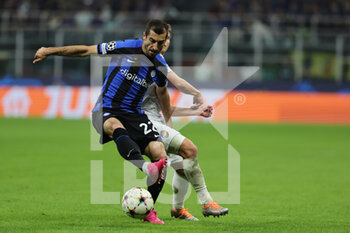 2022-10-26 - Henrikh Mkhitaryan of FC Internazionale in action during the UEFA Champions League 2022/23 Group Stage - Group C football match between FC Internazionale and FC Viktoria Plzen at Giuseppe Meazza Stadium, Milan, Italy on October 26, 2022 - INTER - FC INTERNAZIONALE VS FC VIKTORIA PLZEN - UEFA CHAMPIONS LEAGUE - SOCCER
