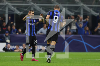 2022-10-26 - Edin Dzeko of FC Internazionale celebrates after scoring a goal during the UEFA Champions League 2022/23 Group Stage - Group C football match between FC Internazionale and FC Viktoria Plzen at Giuseppe Meazza Stadium, Milan, Italy on October 26, 2022 - INTER - FC INTERNAZIONALE VS FC VIKTORIA PLZEN - UEFA CHAMPIONS LEAGUE - SOCCER