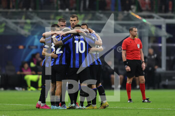 2022-10-26 - Edin Dzeko of FC Internazionale celebrates with his team mates after scoring a goal during the UEFA Champions League 2022/23 Group Stage - Group C football match between FC Internazionale and FC Viktoria Plzen at Giuseppe Meazza Stadium, Milan, Italy on October 26, 2022 - INTER - FC INTERNAZIONALE VS FC VIKTORIA PLZEN - UEFA CHAMPIONS LEAGUE - SOCCER