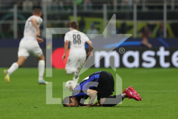 2022-10-26 - Henrikh Mkhitaryan of FC Internazionale injured during the UEFA Champions League 2022/23 Group Stage - Group C football match between FC Internazionale and FC Viktoria Plzen at Giuseppe Meazza Stadium, Milan, Italy on October 26, 2022 - INTER - FC INTERNAZIONALE VS FC VIKTORIA PLZEN - UEFA CHAMPIONS LEAGUE - SOCCER