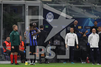 2022-10-26 - Lautaro Martinez of FC Internazionale leaves the pitch for Romelu Lukaku of FC Internazionale during the UEFA Champions League 2022/23 Group Stage - Group C football match between FC Internazionale and FC Viktoria Plzen at Giuseppe Meazza Stadium, Milan, Italy on October 26, 2022 - INTER - FC INTERNAZIONALE VS FC VIKTORIA PLZEN - UEFA CHAMPIONS LEAGUE - SOCCER