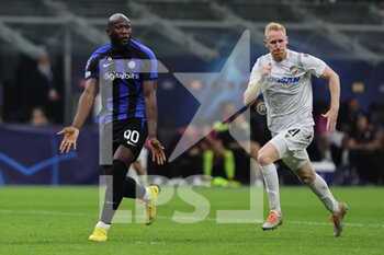 2022-10-26 - Romelu Lukaku of FC Internazionale in action during the UEFA Champions League 2022/23 Group Stage - Group C football match between FC Internazionale and FC Viktoria Plzen at Giuseppe Meazza Stadium, Milan, Italy on October 26, 2022 - INTER - FC INTERNAZIONALE VS FC VIKTORIA PLZEN - UEFA CHAMPIONS LEAGUE - SOCCER