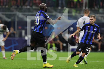 2022-10-26 - Romelu Lukaku of FC Internazionale celebrates after scoring a goal  during the UEFA Champions League 2022/23 Group Stage - Group C football match between FC Internazionale and FC Viktoria Plzen at Giuseppe Meazza Stadium, Milan, Italy on October 26, 2022 - INTER - FC INTERNAZIONALE VS FC VIKTORIA PLZEN - UEFA CHAMPIONS LEAGUE - SOCCER