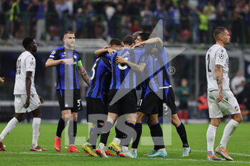 2022-10-26 - Romelu Lukaku of FC Internazionale celebrates with his team mates after scoring a goal during the UEFA Champions League 2022/23 Group Stage - Group C football match between FC Internazionale and FC Viktoria Plzen at Giuseppe Meazza Stadium, Milan, Italy on October 26, 2022 - INTER - FC INTERNAZIONALE VS FC VIKTORIA PLZEN - UEFA CHAMPIONS LEAGUE - SOCCER