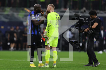 2022-10-26 - Romelu Lukaku of FC Internazionale talks to Jindrich Stanek of FC Viktoria Plzen during the UEFA Champions League 2022/23 Group Stage - Group C football match between FC Internazionale and FC Viktoria Plzen at Giuseppe Meazza Stadium, Milan, Italy on October 26, 2022 - INTER - FC INTERNAZIONALE VS FC VIKTORIA PLZEN - UEFA CHAMPIONS LEAGUE - SOCCER