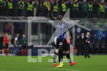 2022-10-26 - Romelu Lukaku of FC Internazionale greets the fans during the UEFA Champions League 2022/23 Group Stage - Group C football match between FC Internazionale and FC Viktoria Plzen at Giuseppe Meazza Stadium, Milan, Italy on October 26, 2022 - INTER - FC INTERNAZIONALE VS FC VIKTORIA PLZEN - UEFA CHAMPIONS LEAGUE - SOCCER