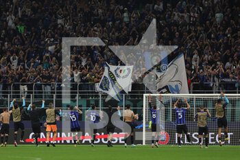 2022-10-26 - FC Internazionale players celebrate the victory at the end of the match during the UEFA Champions League 2022/23 Group Stage - Group C football match between FC Internazionale and FC Viktoria Plzen at Giuseppe Meazza Stadium, Milan, Italy on October 26, 2022 - INTER - FC INTERNAZIONALE VS FC VIKTORIA PLZEN - UEFA CHAMPIONS LEAGUE - SOCCER