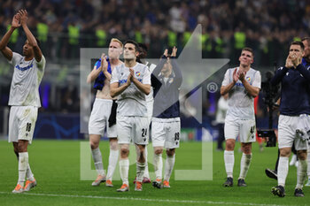 2022-10-26 - FC Viktoria Plzen players greet the fans during the UEFA Champions League 2022/23 Group Stage - Group C football match between FC Internazionale and FC Viktoria Plzen at Giuseppe Meazza Stadium, Milan, Italy on October 26, 2022 - INTER - FC INTERNAZIONALE VS FC VIKTORIA PLZEN - UEFA CHAMPIONS LEAGUE - SOCCER