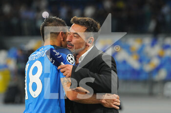 2022-09-07 - Giovanni Simeone SSC Napoli and Ezequiel Lavezzi  at  the end of  Uefa Champions League match between SSC Napoli vs FC Liverpool  at Diego Armando Maradona Stadium  - SSN NAPOLI VS LIVERPOOL FC - UEFA CHAMPIONS LEAGUE - SOCCER