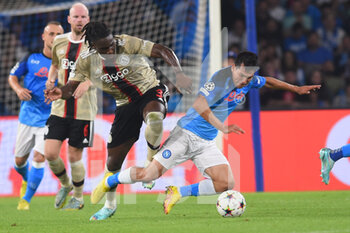 2022-10-12 - Hirving Lozano of SSC Napoli  and Perr Schuurs competes for the ball with  during the Uefa Champions League  SSC Napoli and AFC Ajax  at Diego Armando Maradona Stadium - SSN NAPOLI VS AFC AJAX - UEFA CHAMPIONS LEAGUE - SOCCER