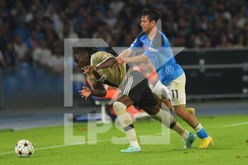 2022-10-12 - Hirving Lozano of SSC Napoli  and Perr Schuurs competes for the ball withduring the Uefa Champions League  SSC Napoli and AFC Ajax  at Diego Armando Maradona Stadium - SSN NAPOLI VS AFC AJAX - UEFA CHAMPIONS LEAGUE - SOCCER