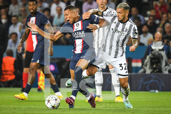 2022-09-06 - Kylian MBAPPE of PSG and Leandro PAREDES of Juventus during the UEFA Champions League, Group H football match between Paris Saint-Germain and Juventus FC on September 6, 2022 at Parc des Princes stadium in Paris, France - FOOTBALL - CHAMPIONS LEAGUE - PARIS SG V JUVENTUS - UEFA CHAMPIONS LEAGUE - SOCCER
