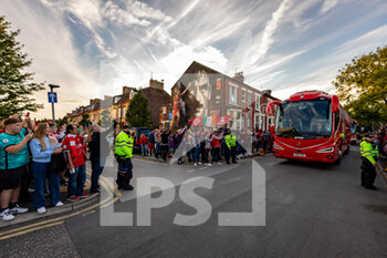 2022-09-13 - General stadium view outside Anfield, fans, supporters watch the Liverpool players coach arrive during the Champions League match between Liverpool and Ajax at Anfield, Liverpool, England on 13 September 2022. Photo Ian Stephen / ProSportsImages / DPPI - FOOTBALL - CHAMPIONS LEAGUE - LIVERPOOL V AJAX - UEFA CHAMPIONS LEAGUE - SOCCER