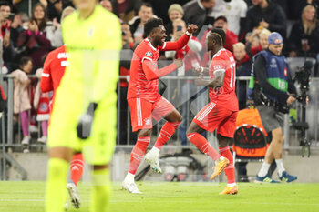 2022-10-04 - Sadio Mane of Bayern Munich celebrates his goal 3-0 with Alphonso Davies during the UEFA Champions League, Group C football match between Bayern Munich and Viktoria Pilsen on October 4, 2022 at Allianz Arena in Munich, Germany - FOOTBALL - CHAMPIONS LEAGUE - BAYERN MUNICH V VIKTORIA PLZEN - UEFA CHAMPIONS LEAGUE - SOCCER