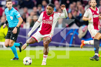 2022-10-04 - Steven Bergwijn of Ajax during the UEFA Champions League, Group A football match between Ajax and Napoli on October 4, 2022 at Johan Cruijff ArenA in Amsterdam, Netherlands - FOOTBALL - CHAMPIONS LEAGUE - AJAX V NAPOLI - UEFA CHAMPIONS LEAGUE - SOCCER