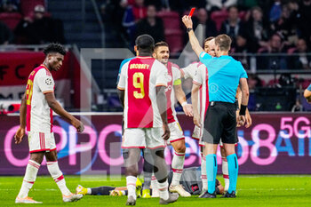 2022-10-04 - Red card Dusan Tadic of Ajax during the UEFA Champions League, Group A football match between Ajax and Napoli on October 4, 2022 at Johan Cruijff ArenA in Amsterdam, Netherlands - FOOTBALL - CHAMPIONS LEAGUE - AJAX V NAPOLI - UEFA CHAMPIONS LEAGUE - SOCCER