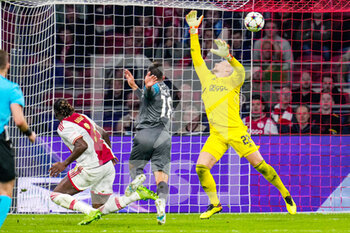 2022-10-04 - Giovanni Simeone of Napoli scores a goal 1-6, Calvin Bassey and Goalkeeper Remko Pasveer of Ajax during the UEFA Champions League, Group A football match between Ajax and Napoli on October 4, 2022 at Johan Cruijff ArenA in Amsterdam, Netherlands - FOOTBALL - CHAMPIONS LEAGUE - AJAX V NAPOLI - UEFA CHAMPIONS LEAGUE - SOCCER