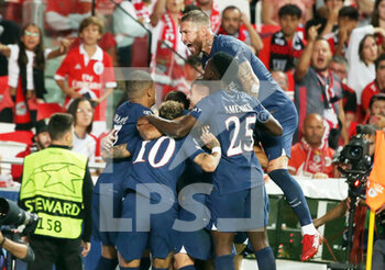 05/10/2022 - Lionel Messi of Paris Saint Germain celebrates his goal with teammates during the UEFA Champions League, Group H football match between SL Benfica and Paris Saint-Germain on October 5, 2022 at Estadio da Luz in Lisbon, Portugal - FOOTBALL - CHAMPIONS LEAGUE - BENFICA V PARIS SG - UEFA CHAMPIONS LEAGUE - CALCIO