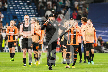 2022-10-05 - Igor Jovecevic, head coach of Shakhtar and players of Shakhtar greet the fans after the UEFA Champions League, Group F, football match between Real Madrid and Shakhtar Donetsk on October 5, 2022 at Santiago Bernabeu stadium in Madrid, Spain - FOOTBALL - CHAMPIONS LEAGUE - REAL MADRID V SHAKHTAR DONETSK - UEFA CHAMPIONS LEAGUE - SOCCER