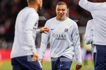 2022-10-11 - Kylian Mbappe of PSG warms up during the UEFA Champions League, Group H football match between Paris Saint-Germain and SL Benfica on October 11, 2022 at Parc des Princes stadium in Paris, France - FOOTBALL - CHAMPIONS LEAGUE - PARIS SG V BENFICA - UEFA CHAMPIONS LEAGUE - SOCCER