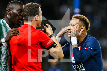 2022-10-25 - Neymar jr of PSG protests during the UEFA Champions League, Group H football match between Paris Saint-Germain and Maccabi Haifa on October 25, 2022 at Parc des Princes stadium in Paris, France - FOOTBALL - CHAMPIONS LEAGUE - PARIS SG V MACCABI HAIFA - UEFA CHAMPIONS LEAGUE - SOCCER