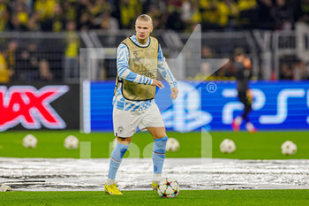 2022-10-25 - Erling Haaland (9) of Manchester City warms up during the UEFA Champions League, Group G football match between Borussia Dortmund and Manchester City on October 25, 2022 at Signal Iduna Park in Dortmund, Germany - FOOTBALL - CHAMPIONS LEAGUE - DORTMUND V MANCHESTER CITY - UEFA CHAMPIONS LEAGUE - SOCCER