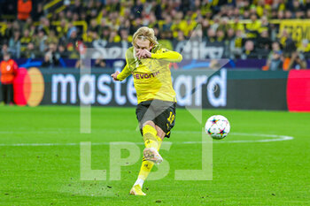 2022-10-25 - Julian Brandt (19) of Borussia Dortmund takes a free kick during the UEFA Champions League, Group G football match between Borussia Dortmund and Manchester City on October 25, 2022 at Signal Iduna Park in Dortmund, Germany - FOOTBALL - CHAMPIONS LEAGUE - DORTMUND V MANCHESTER CITY - UEFA CHAMPIONS LEAGUE - SOCCER