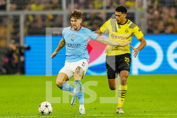 2022-10-25 - John Stones (5) of Manchester City holds off Jude Bellingham (22) of Borussia Dortmund during the UEFA Champions League, Group G football match between Borussia Dortmund and Manchester City on October 25, 2022 at Signal Iduna Park in Dortmund, Germany - FOOTBALL - CHAMPIONS LEAGUE - DORTMUND V MANCHESTER CITY - UEFA CHAMPIONS LEAGUE - SOCCER