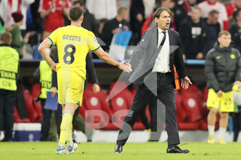 2022-11-01 - Robin Gosens of Inter and coach Simone Inzaghi during the UEFA Champions League, Group C football match between Bayern Munich and FC Internazionale on November 1, 2022 at Allianz Arena in Munich, Germany - FOOTBALL - CHAMPIONS LEAGUE - BAYERN MUNICH V INTERNAZIONALE - UEFA CHAMPIONS LEAGUE - SOCCER