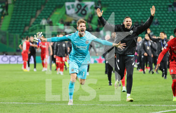 2022-11-01 - Kevin Trapp, Jens Grahl (Eintracht Frankfurt) celebrate at full time during the UEFA Champions League, Group D football match between Sporting CP and Eintracht Frankfurt on November 1, 2022 at Jose Alvalade stadium in Lisbon, Portugal - FOOTBALL - CHAMPIONS LEAGUE - SPORTING LISBON V FRANKFURT - UEFA CHAMPIONS LEAGUE - SOCCER