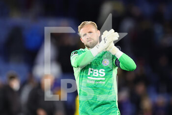 2022-02-17 - Leicester City Goalkeeper Kasper Schmeichel (1) applauds the crowd at the end of the UEFA Europa Conference League, Play-off, 1st leg football match between Leicester City and Randers FC on February 17, 2022 at the King Power Stadium in Leicester, England - LEICESTER CITY VS RANDERS FC - UEFA CONFERENCE LEAGUE - SOCCER