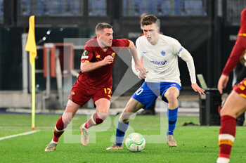 2022-03-17 - Jordan Veretout (AS Roma) Riechedly Bazoer (Vitesse) during the UEFA Europa Conference League football match between AS Roma and Vitesse  at The Olympic Stadium in Rome on March 17, 2022. - AS ROMA VS VITESSE - UEFA CONFERENCE LEAGUE - SOCCER