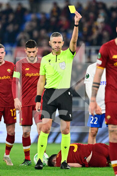 2022-03-17 - Radu Marian Petrescu referee during the UEFA Europa Conference League football match between AS Roma and Vitesse  at The Olympic Stadium in Rome on March 17, 2022. - AS ROMA VS VITESSE - UEFA CONFERENCE LEAGUE - SOCCER