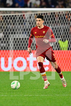 2022-03-17 - Roger Ibanez (AS Roma) during the UEFA Europa Conference League football match between AS Roma and Vitesse  at The Olympic Stadium in Rome on March 17, 2022. - AS ROMA VS VITESSE - UEFA CONFERENCE LEAGUE - SOCCER