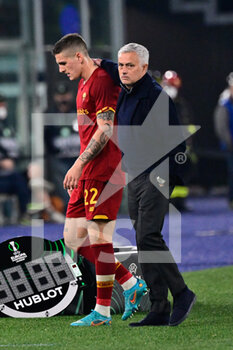 2022-03-17 - Jose’ Mourinho coach (AS Roma) Nicolo' Zaniolo (AS Roma) during the UEFA Europa Conference League football match between AS Roma and Vitesse  at The Olympic Stadium in Rome on March 17, 2022. - AS ROMA VS VITESSE - UEFA CONFERENCE LEAGUE - SOCCER