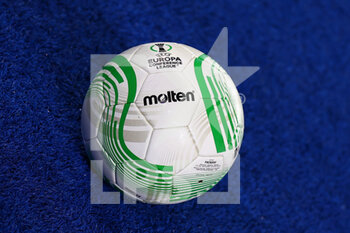 2022-03-10 - Europa Conference League match ball before the UEFA Conference League, Round of 16, 1st leg football match between Leicester City and Stade Rennais (Rennes) on March 10, 2022 at King Power Stadium in Leicester, England - LEICESTER CITY VS STADE RENNAIS (RENNES) - UEFA CONFERENCE LEAGUE - SOCCER