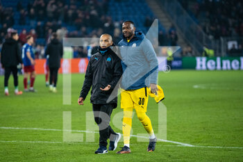 2022-03-17 - BASEL, SWITZERLAND - MARCH 17: Goalkeeper Steve Mandanda of Marseille (R) celebrates with his teammates after winning the UEFA Conference League Round of 16 Leg Two match between FC Basel and Olympique Marseille at  on March 17, 2022 in Basel, Switzerland. - FC BASEL AND OLYMPIQUE MARSEILLE - UEFA CONFERENCE LEAGUE - SOCCER