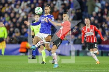 2022-04-07 - Eran Zahavi (7) of PSV Eindhoven, Kiernan Dewsbury-Hall (22) of Leicester City during the UEFA Europa Conference League, Quarter-finals, 1st leg football match between Leicester City and PSV Eindhoven on April 7, 2022 at the King Power Stadium in Leicester, England - LEICESTER CITY VS PSV EINDHOVEN - UEFA CONFERENCE LEAGUE - SOCCER